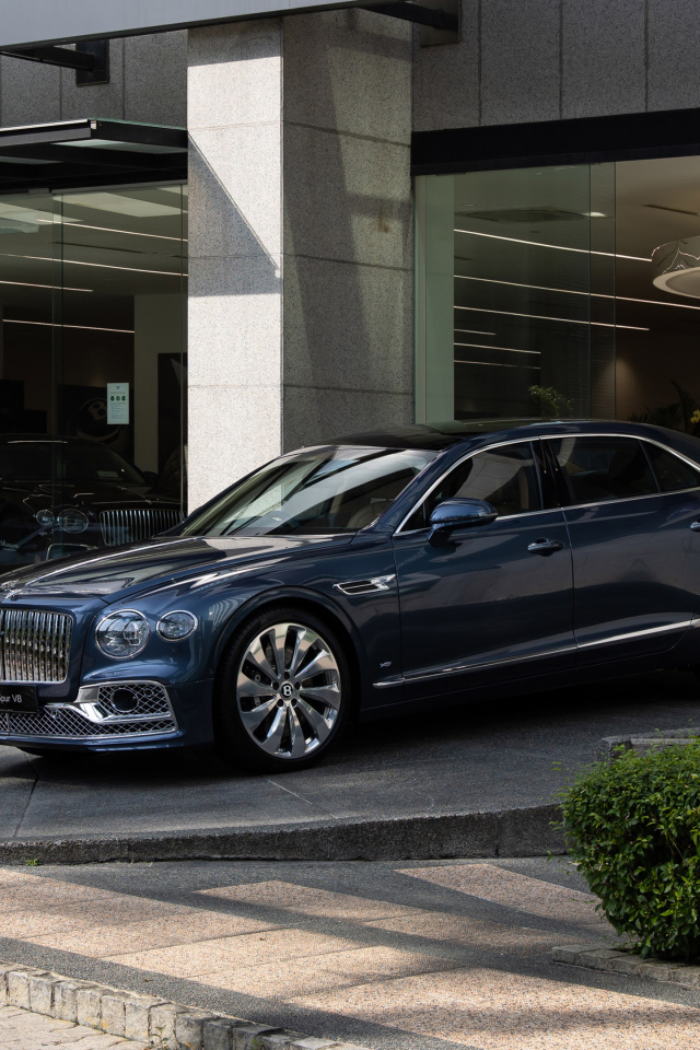 Автомобиль Bentley Flying Spur V8 First Edition 2021 года выезжает из салона