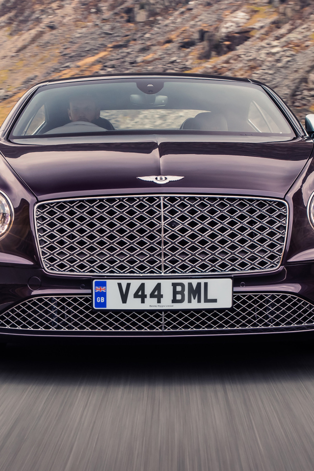 Автомобиль Bentley Continental GT Mulliner вид спереди