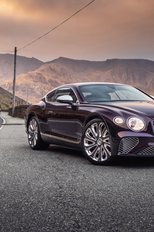 Дорогой Bentley Continental GT Mulliner на трассе в горах