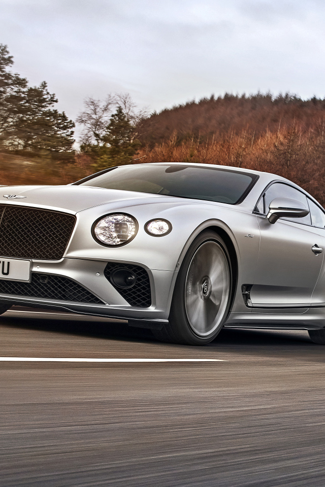 Быстрый автомобиль Bentley Continental GT Speed 2021 года на трассе