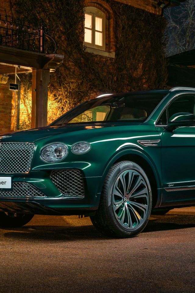 Зеленый автомобиль Bentley Mulliner Bentayga Hybrid 2021 года
