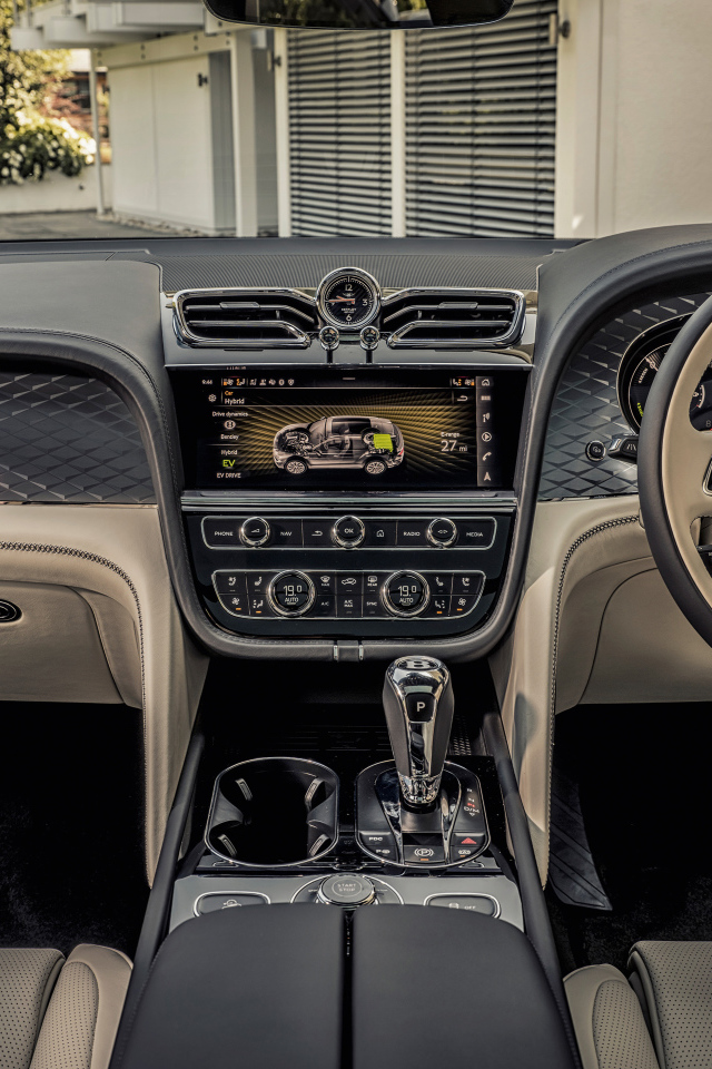 Салон дорого автомобиля Bentley Bentayga Hybrid 2021 года 