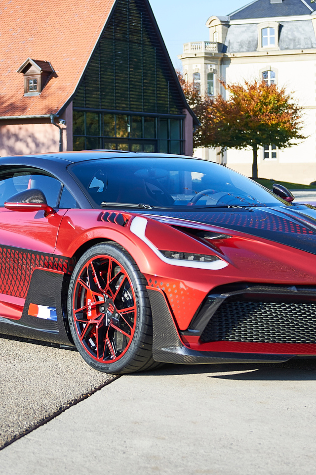 Красный спортивный автомобиль  Bugatti Divo Lady Bug 2021 года