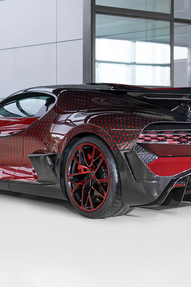Автомобиль  Bugatti Divo Lady Bug 2021 года вид сзади