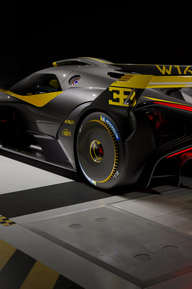 Автомобиль Bugatti Bolide 2022 года вид сзади