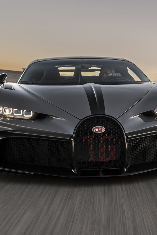 Автомобиль Bugatti Chiron Pur Sport на трассе