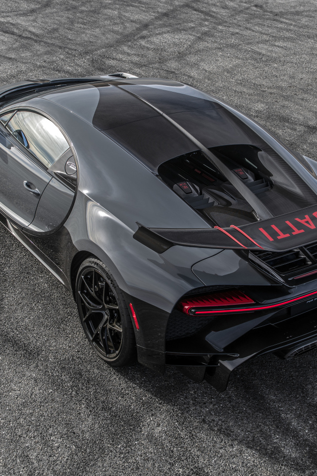 Автомобиль Bugatti Chiron Pur Sport вид сзади