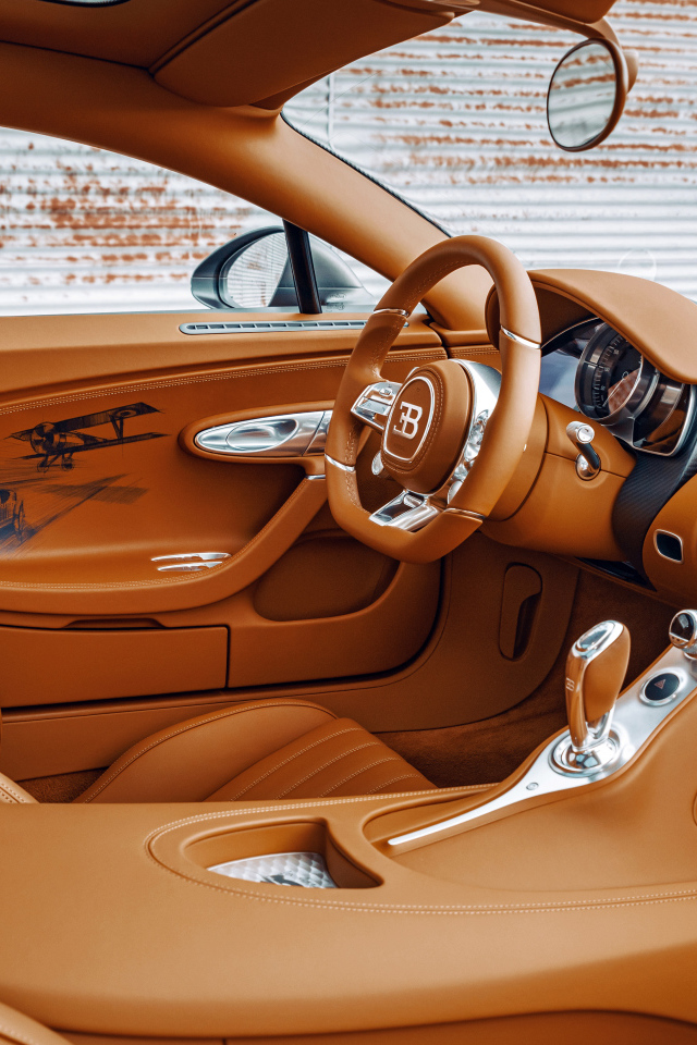 Коричневый кожаный салон автомобиля Bugatti Chiron