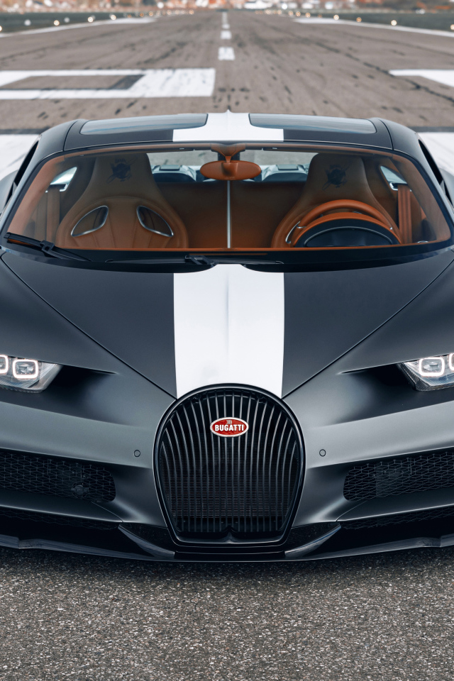 Спортивный автомобиль Bugatti Chiron  на гоночной трассе