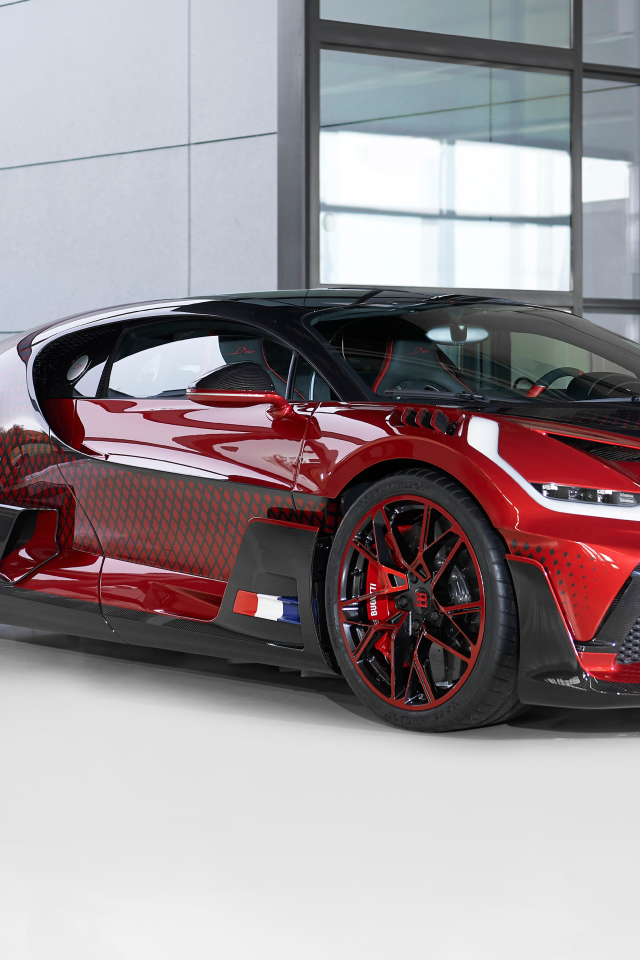 Дорогой автомобиль  Bugatti Divo Lady Bug 2021 года в гараже