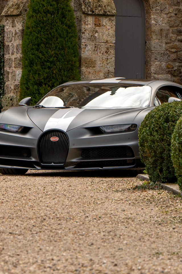 Дорогой автомобиль Bugatti Chiron  у дома