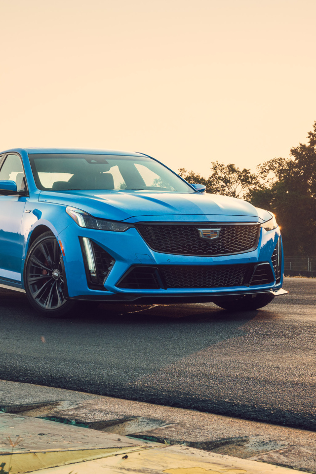 Синий автомобиль Cadillac CT5-V Blackwing, 2022 года на закате