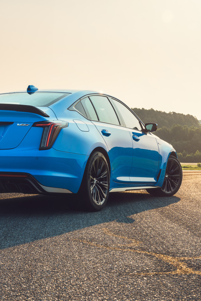 Голубой автомобиль Cadillac CT5-V Blackwing, 2022 года вид сзади