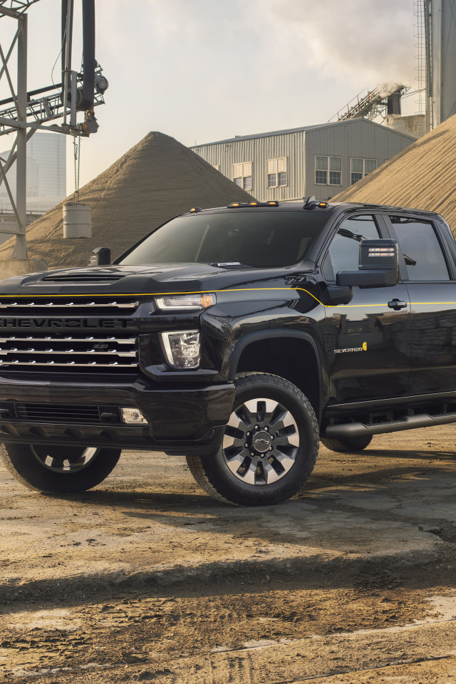 Пикап Chevrolet Silverado 2500 HD, 2021 года на стройке