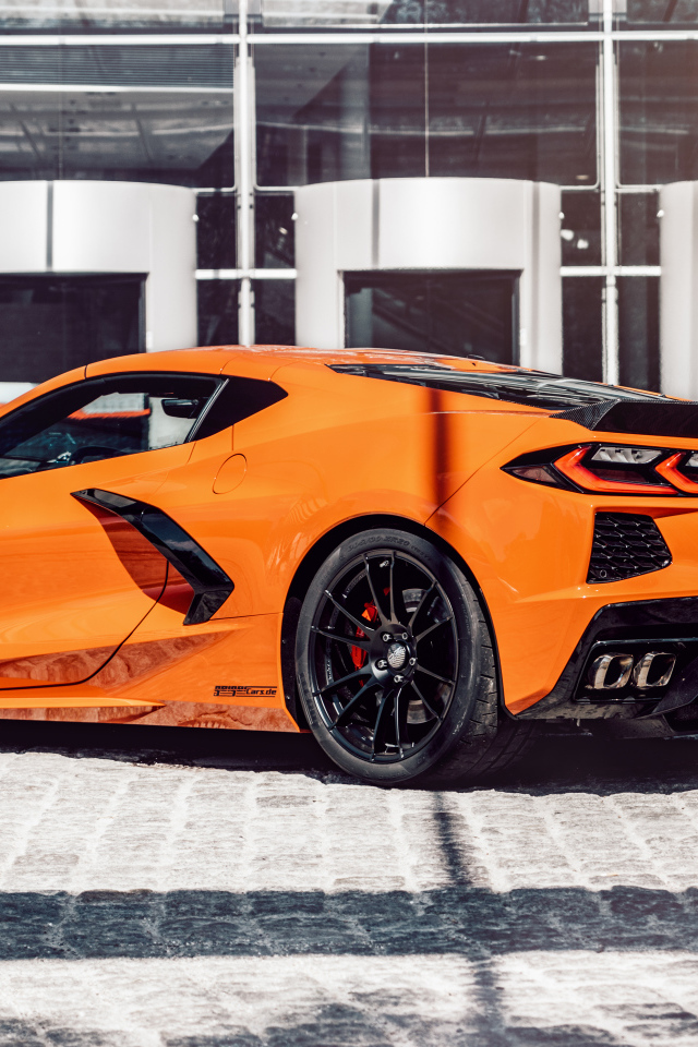 Оранжевый быстрый автомобиль Chevrolet Corvette 2021 года