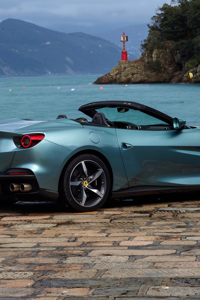 Кабриолет Ferrari Portofino M 2021 года у воды