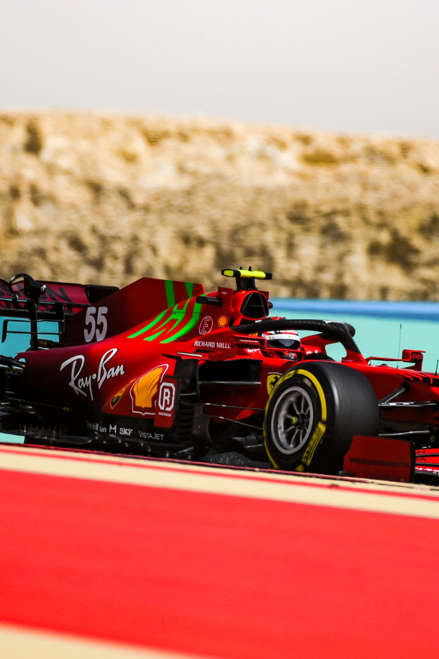 Красный гоночный автомобиль  Ferrari SF21 2021 года на трассе