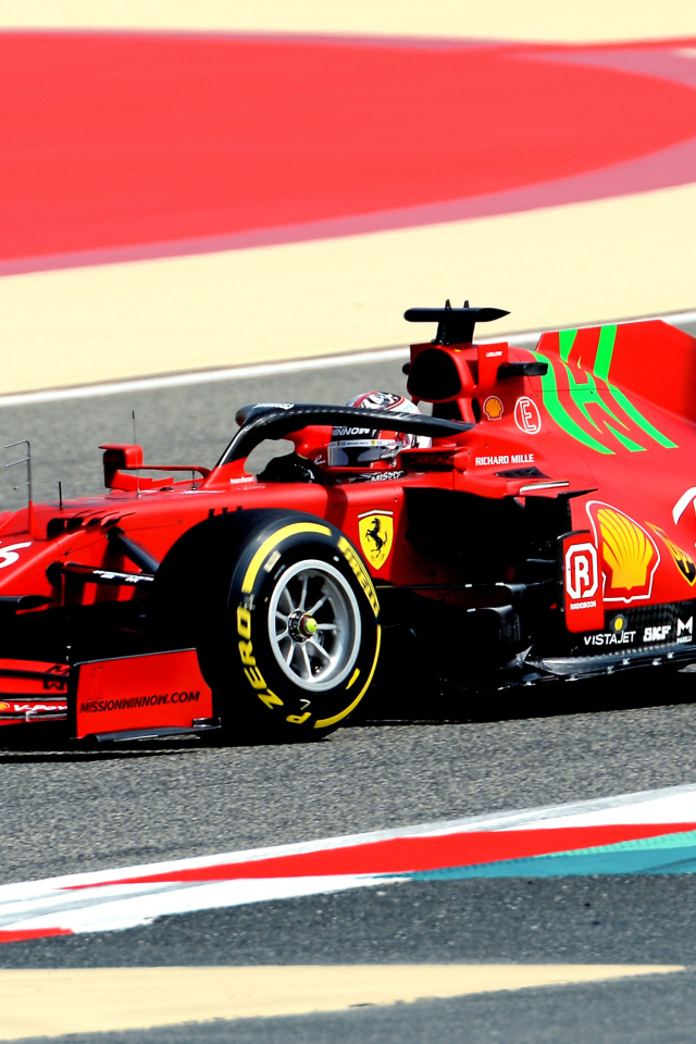 Красный гоночный автомобиль Ferrari SF21 2021 года на трассе