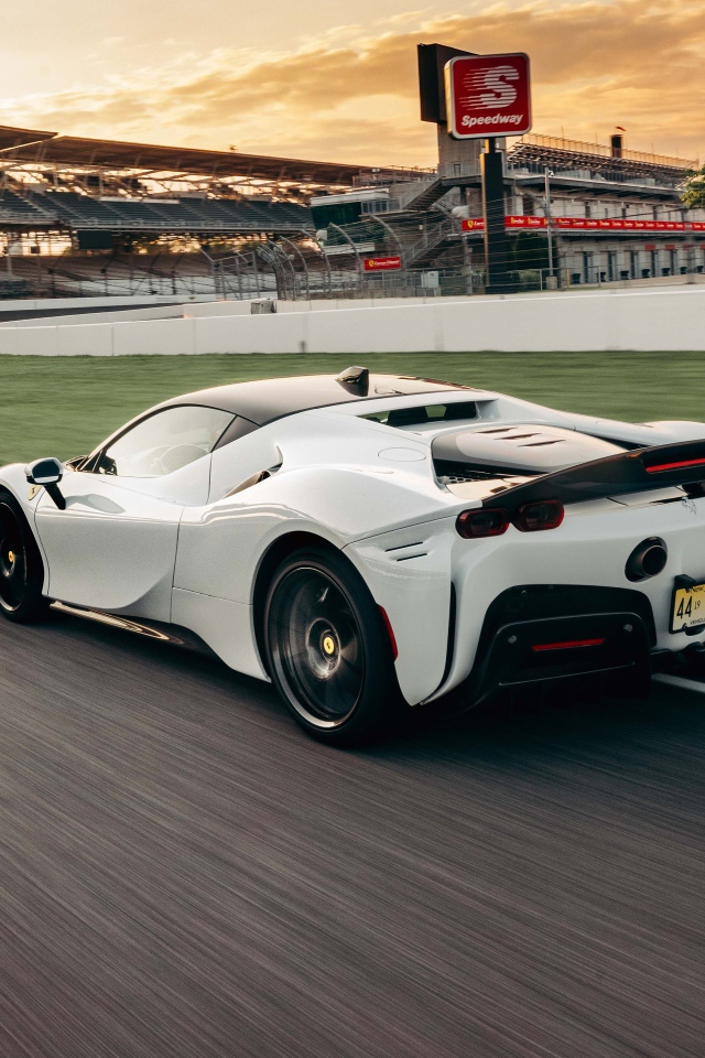 Белый автомобиль  Ferrari SF90 Stradale Assetto Fiorano 2021 года на стадионе
