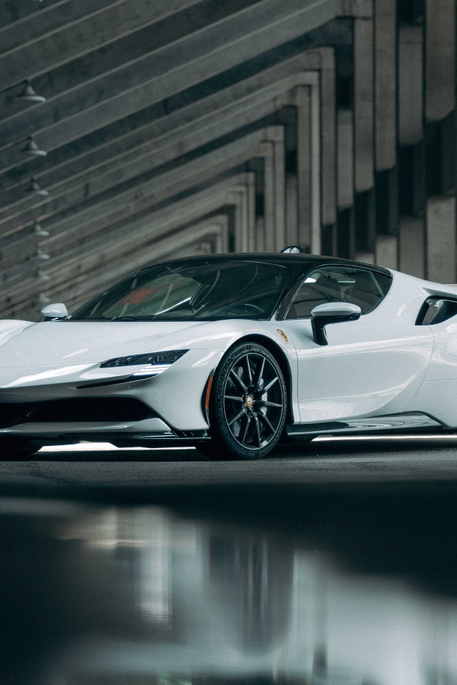 Белый автомобиль Ferrari SF90, 2021 года в ангаре 