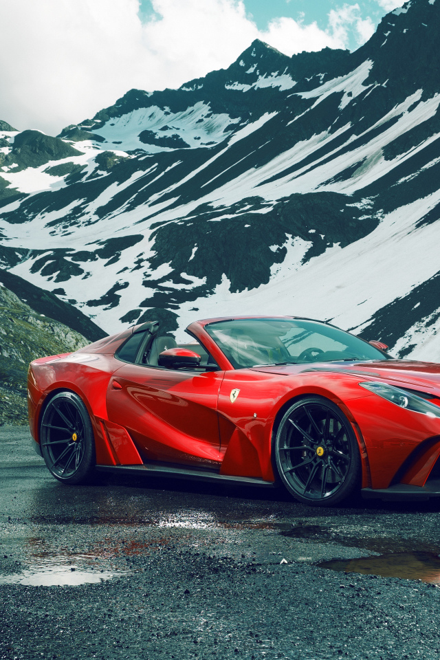 Красный автомобиль Novitec Ferrari 812 GTS N-Largo 2021 года у заснеженной горы