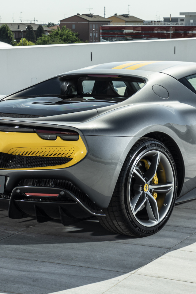 Автомобиль Ferrari 296 GTB Assetto Fiorano 2022 года вид сзади