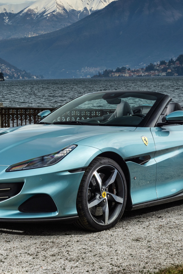 Красивый спортивный автомобиль Ferrari Portofino M 2021  года