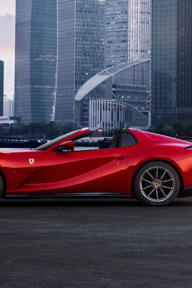 Красный автомобиль  Ferrari 812 GTS на фоне города