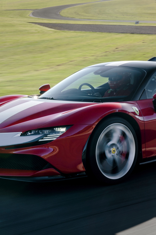 Красный быстрый Ferrari SF90 на трассе