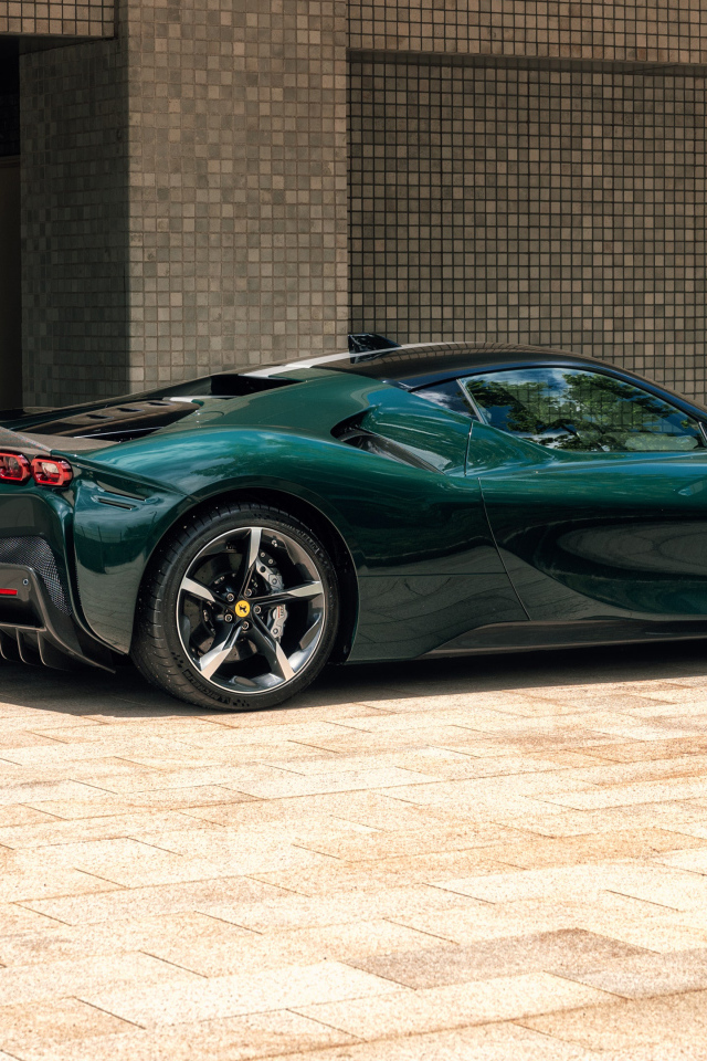 Спортивный Ferrari SF90 Stradale Assetto Fiorano у стены