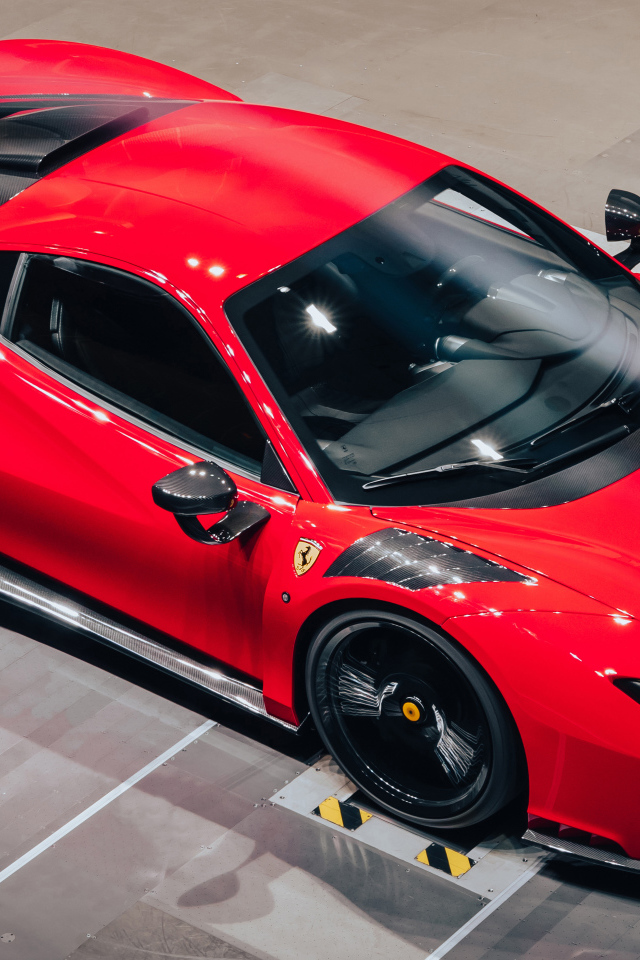 Вид сверху на красный спорткар Novitec Ferrari F8 Tributo N-Largo 2021 года