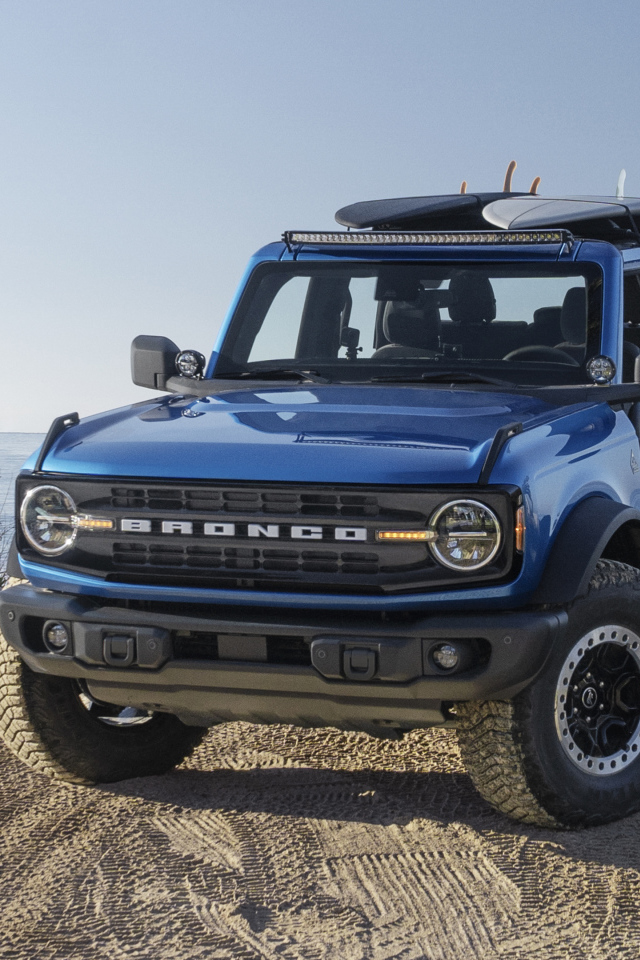 Внедорожник Ford Bronco Riptide Concept 2021 года на фоне моря