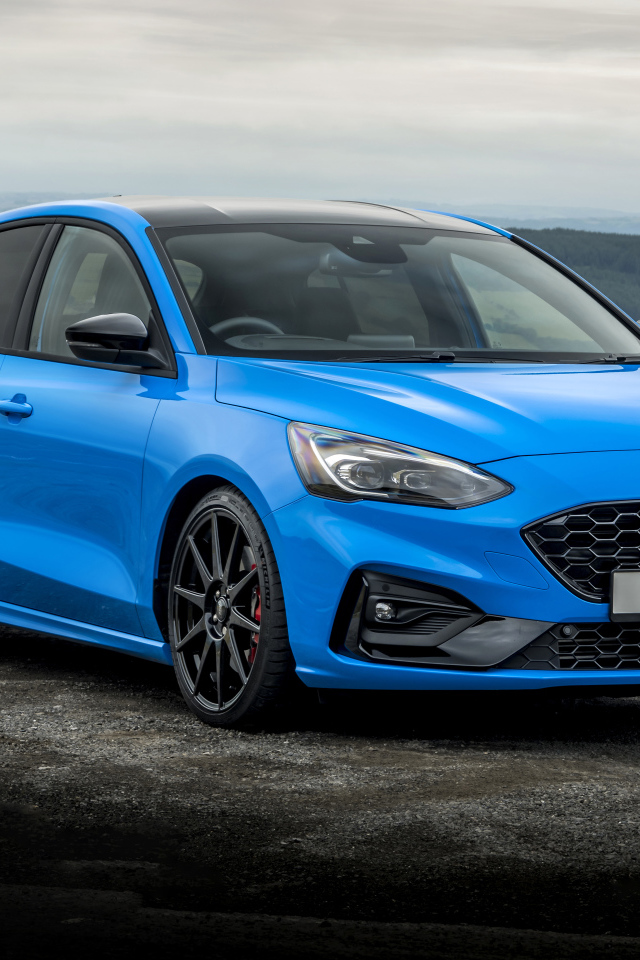 Голубой автомобиль Ford Focus ST Edition 2021 года