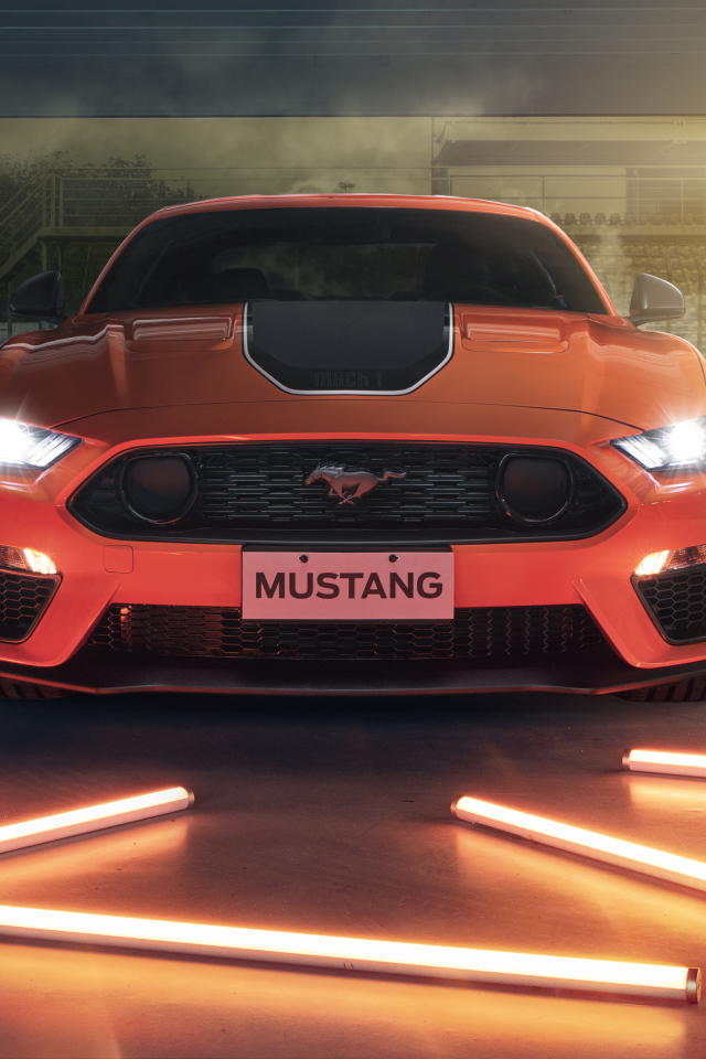Включенные фары автомобиля Ford Mustang Mach 1, 2021 года