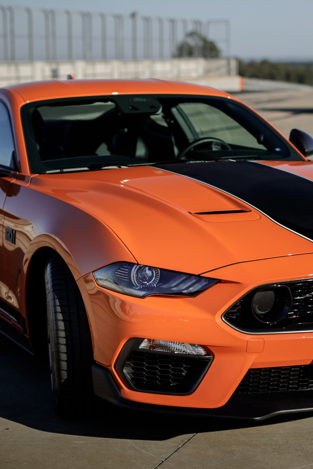Оранжевый автомобиль Ford Mustang Mach 1 2021 года