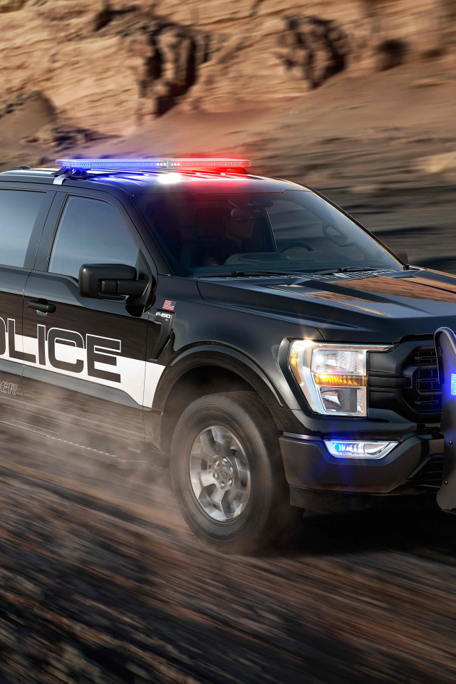 Черный пикап Ford F-150 Police Responder, 2021 года на трассе