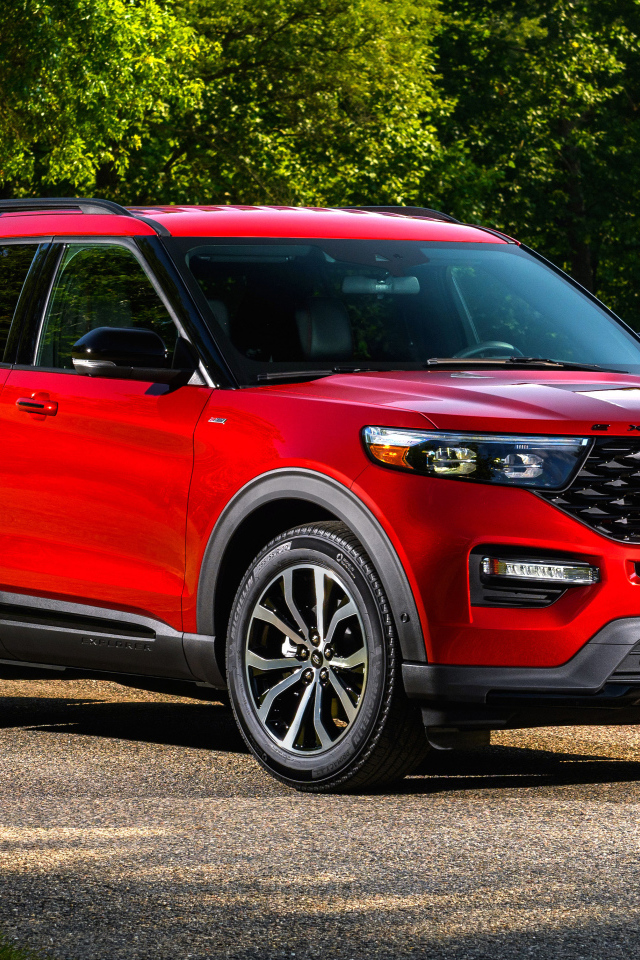 Красный Ford Explorer ST-Line, 2022 года в парке