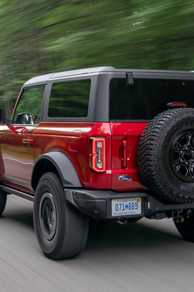 Красный джип Ford Bronco 2-Door, 2021 года вид сзади 