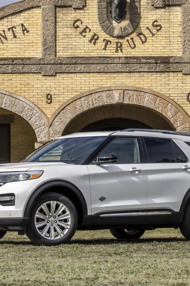 Белый внедорожник Ford Explorer King Ranch, 2021 года у здания