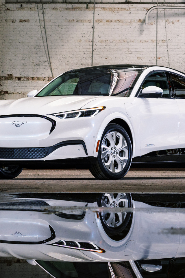 Белоснежный автомобиль  Ford Mustang Mach-E, 2022 года