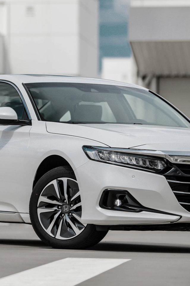 Белый автомобиль Honda Accord EHEV 2021 года у дома