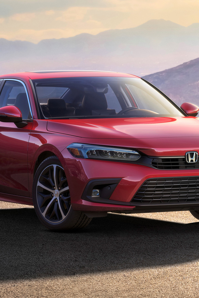 Красная новая Honda Civic, 2022 года в лучах солнца
