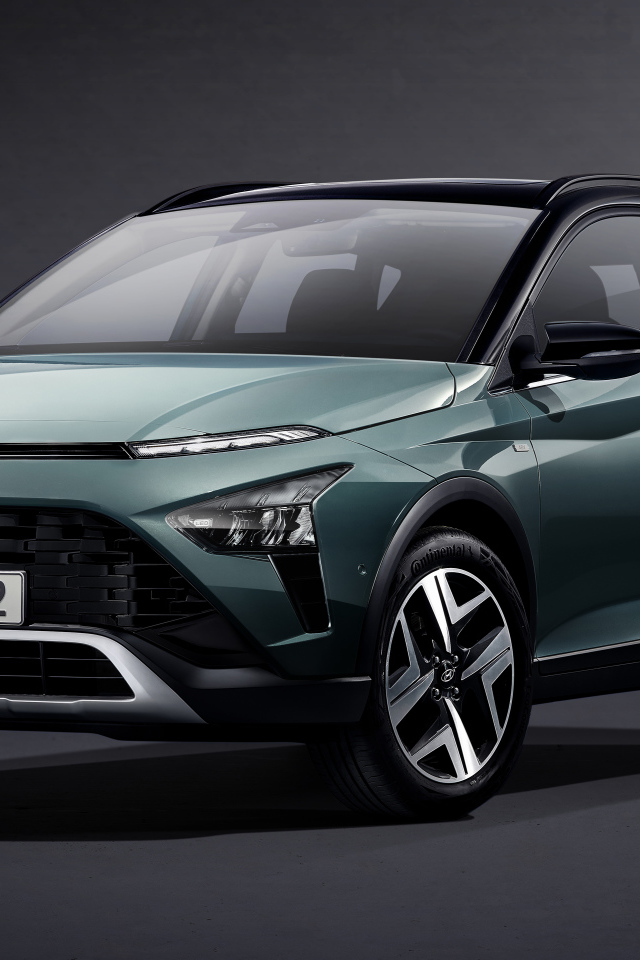 Автомобиль Hyundai Bayon 2021 года на сером фоне