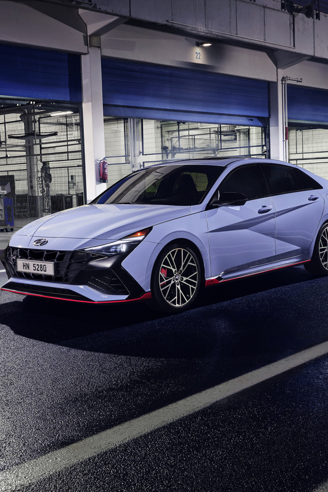 Автомобиль Hyundai Elantra N 2021 года у гаража