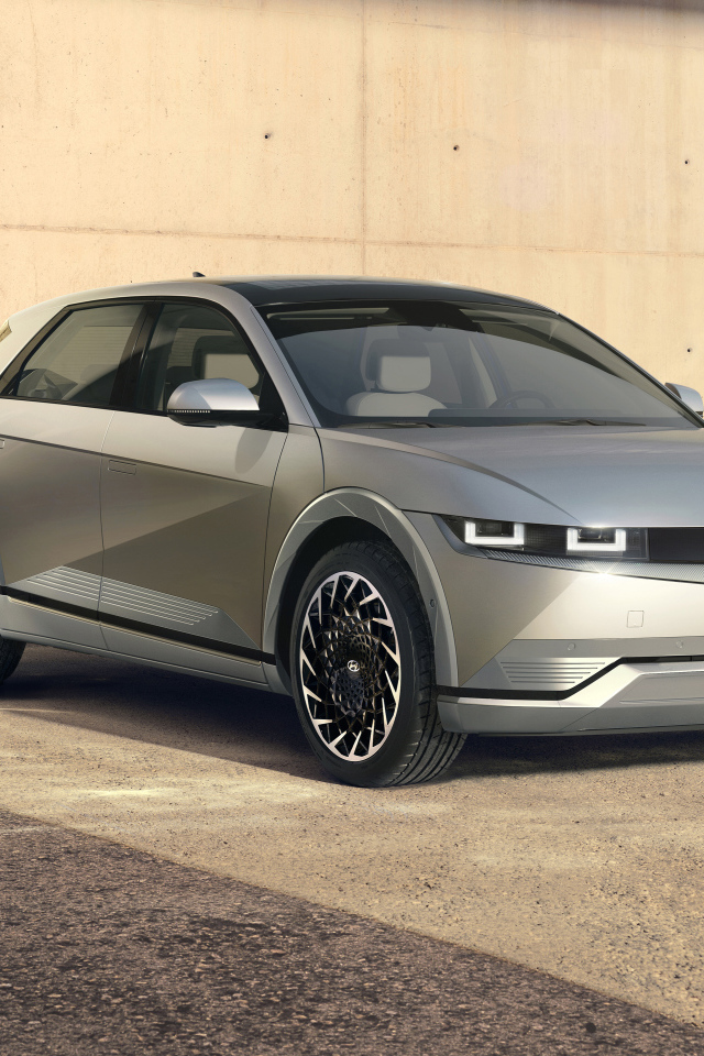 Электромобиль Hyundai IONIQ 5 2021 года на заправке