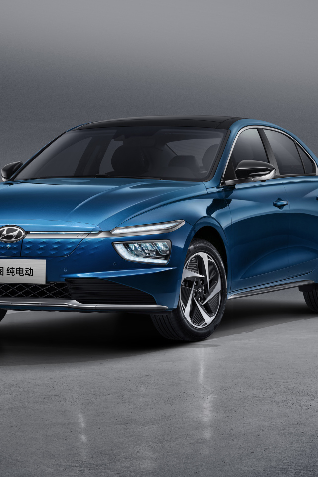 Автомобиль Hyundai Mistra EV 2021 года на сером фоне