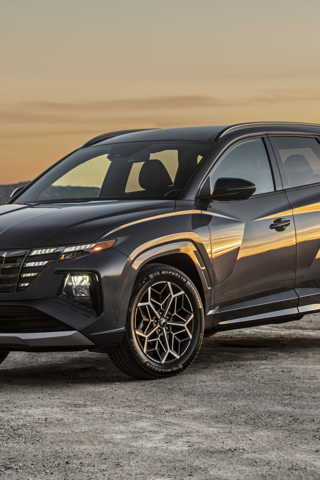 Автомобиль Hyundai Tucson N Line, 2022 года на фоне гор