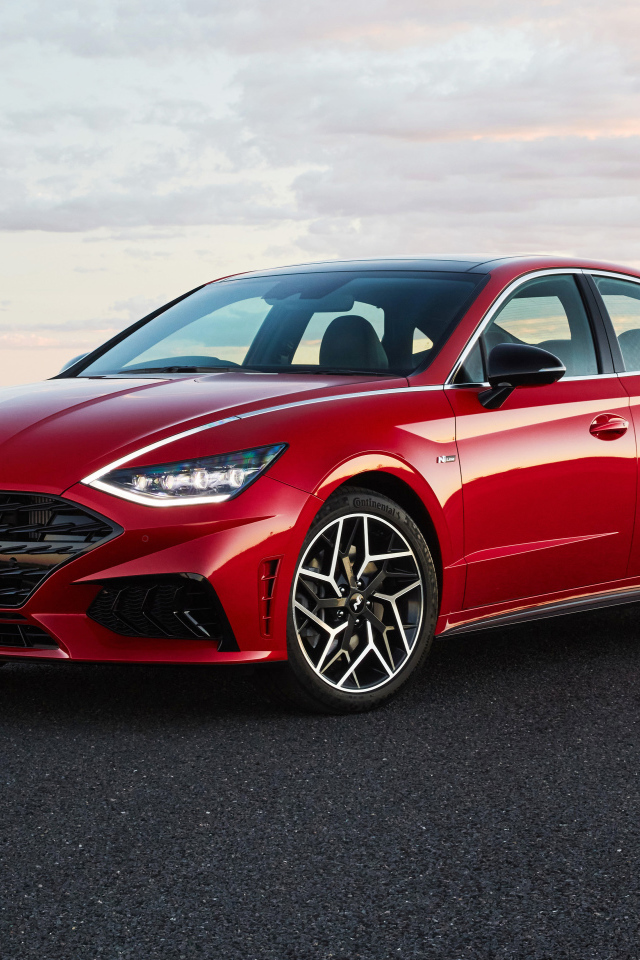 Красный автомобиль Hyundai Sonata N Line 2021 года на дороге