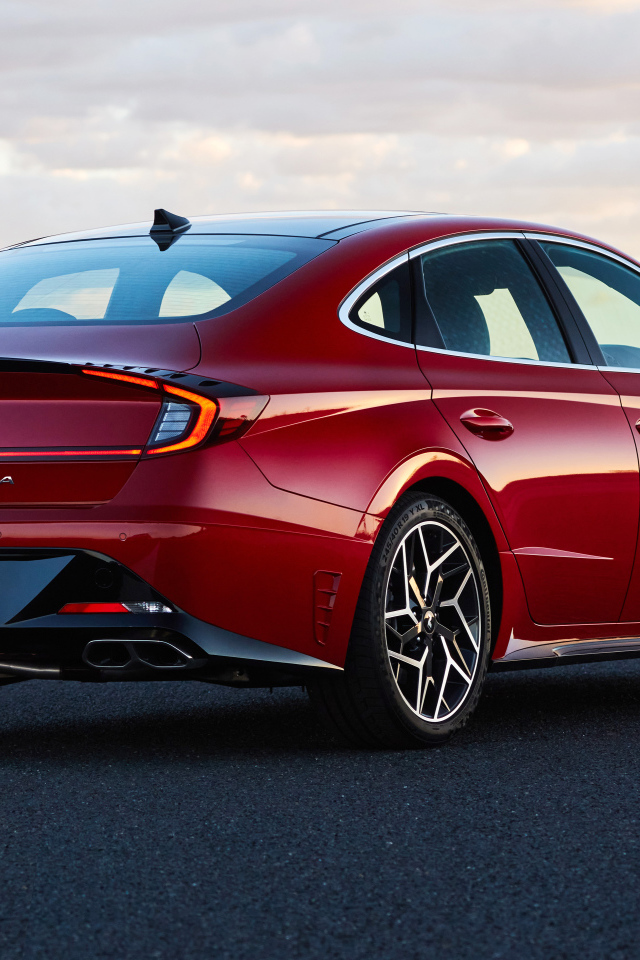 Красный автомобиль Hyundai Sonata N Line 2021 года вид сзади