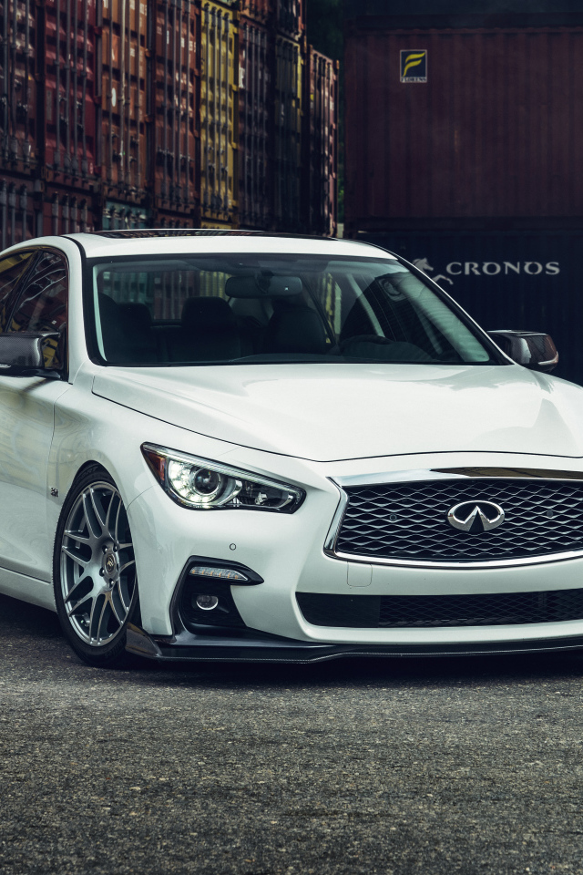 Белый автомобиль Infiniti Q50, 2021 года в порту